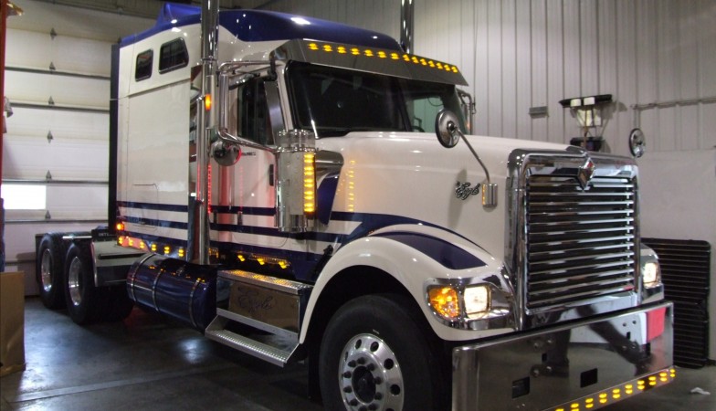 International - Produits camions - Conception d'accessoires en acier  inoxydable et en aluminium pour camions - Ferblanterie